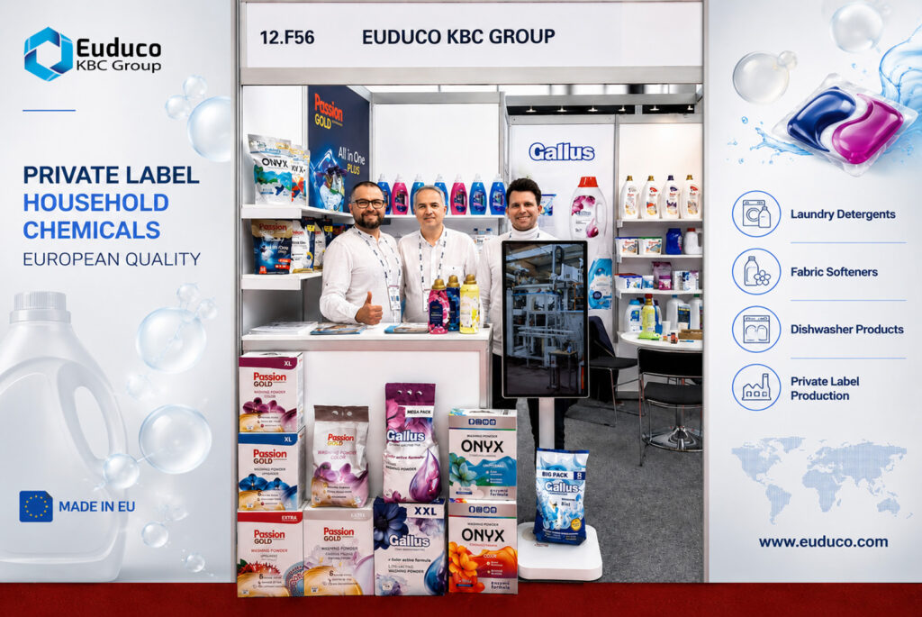 Przedstawiciele firmy Euduco KBC Group na stoisku targowym z produktami chemii gospodarczej marek Gallus, Passion Gold i Onyx.
